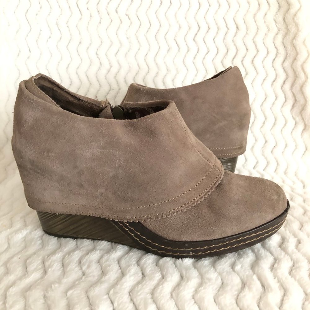 Dr Scholl's Women's 7.5 Tan Suede Wedge Bootie